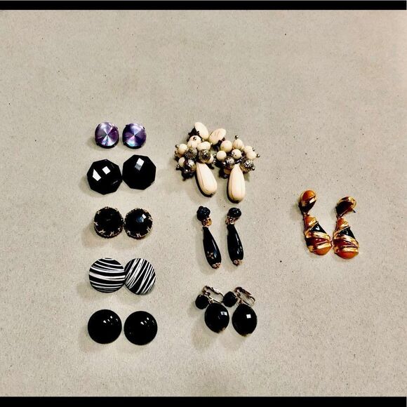 9 pair of vintage earrings - Picture 1 of 1